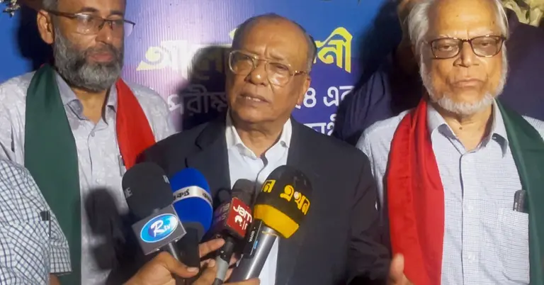 সাংবাদিকদের সঙ্গে কথা বলছেন বিএনপির ভাইস চেয়ারম্যান আবদুল আওয়াল মিন্টু